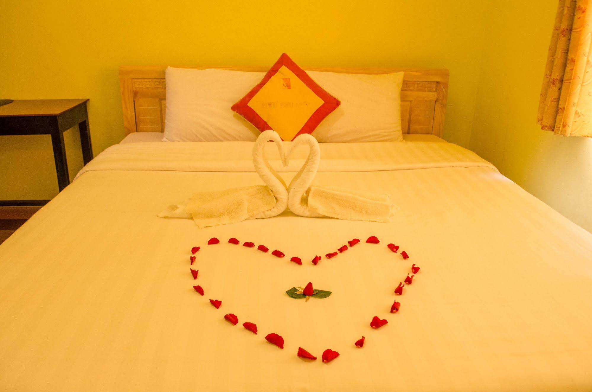 Nhu Phu Hotel Хуе Екстериор снимка